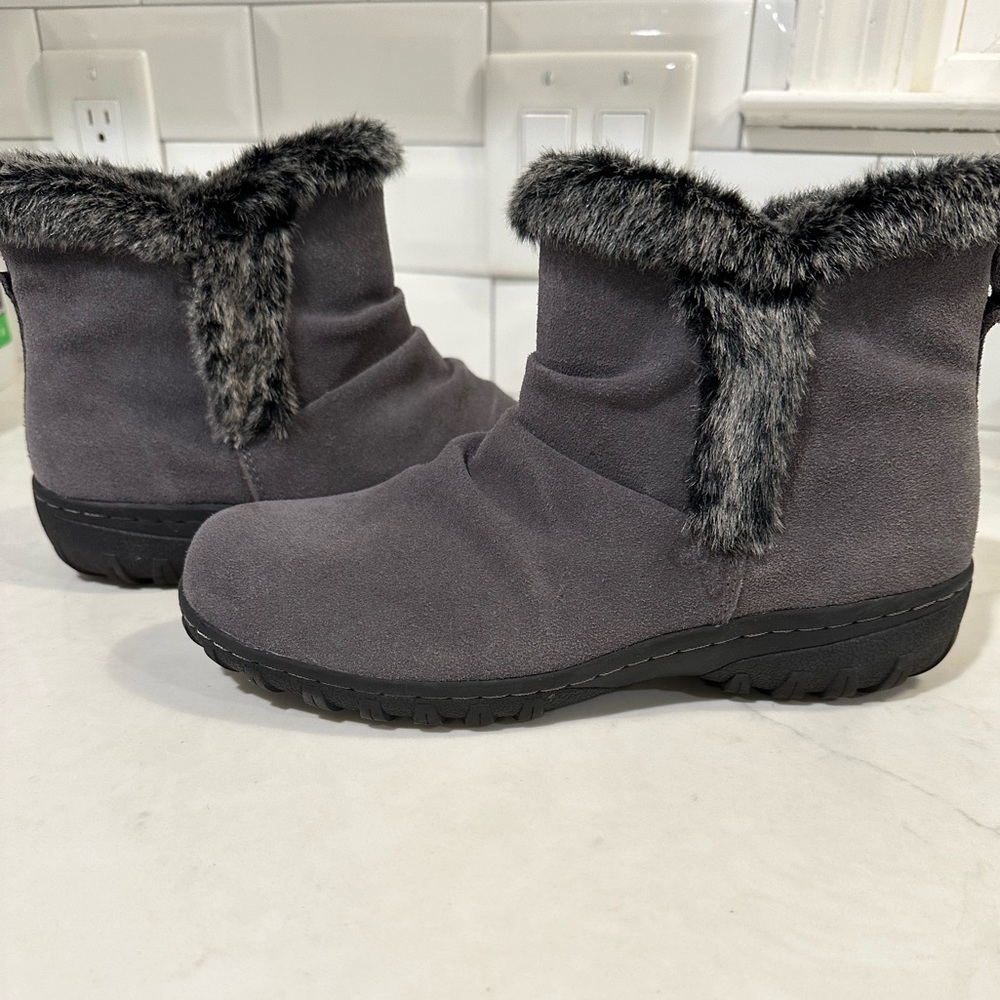 Khombu Bonnie Women Gray Suede leather Ankle Boot thermolite zip size 8